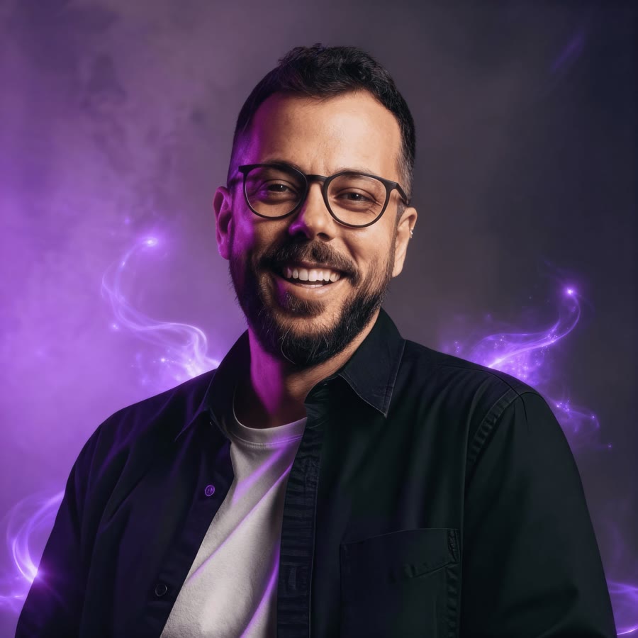 Gabriele Aprile sorride, avvolto dalla magia viola ESSERCI